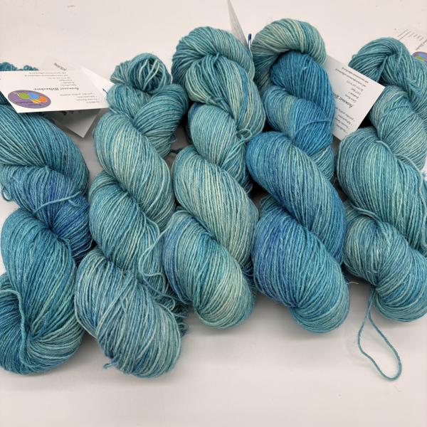 Sockenwolle mit Leinen handgefärbt